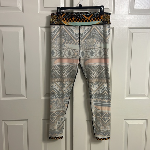 P10-NWOT LuLaRoe TC2 Tall & Curvy Multicolor Aztec Mummy Prints Stretch Leggings - Picture 9 of 11